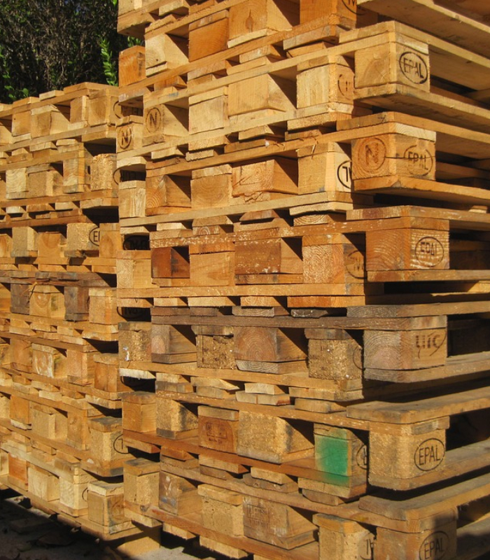 Stock de palettes Europe EPAL triées et remises en circulation chez Center Euro Palettes