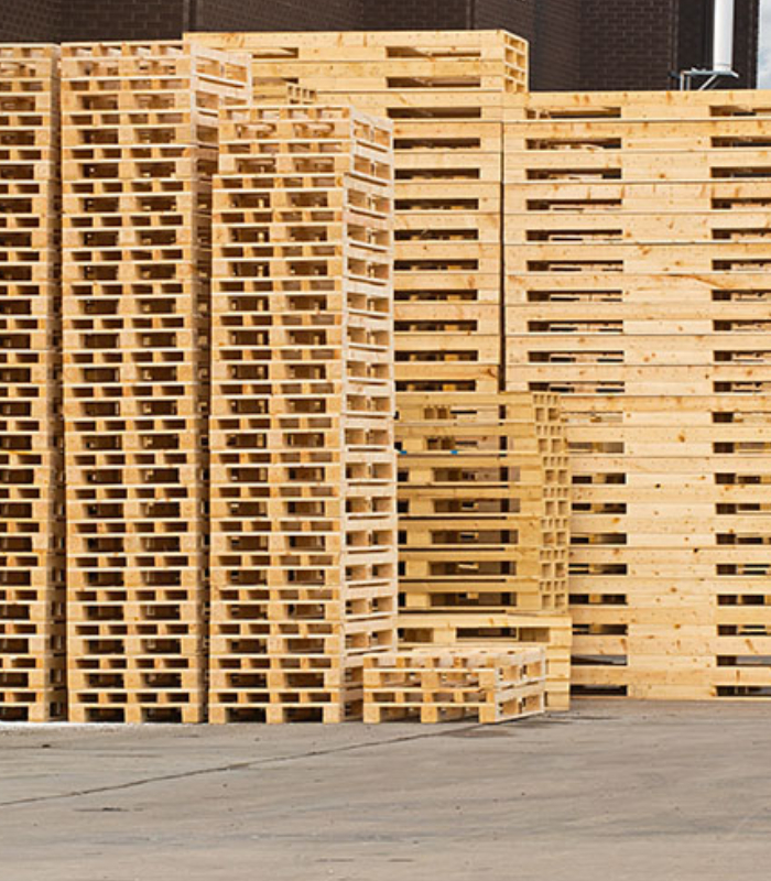 Stock de palettes standards en bois pour logistique et industrie chez Center Euro Palettes