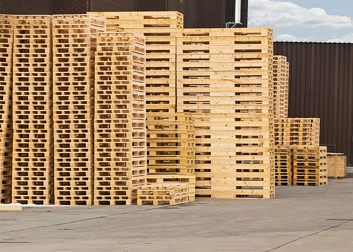Stock de palettes standards en bois pour logistique et industrie chez Center Euro Palettes