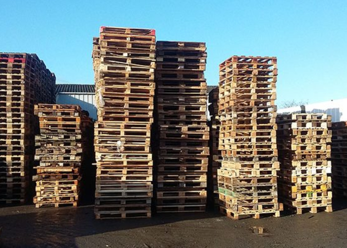 Stock de palettes Europe en bois pour logistique et industrie chez Center Euro Palettes